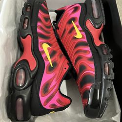 SUPREME/ NIKE AIR MAX TN PLUS