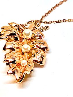 Pendant/brooch in rose gold with chain