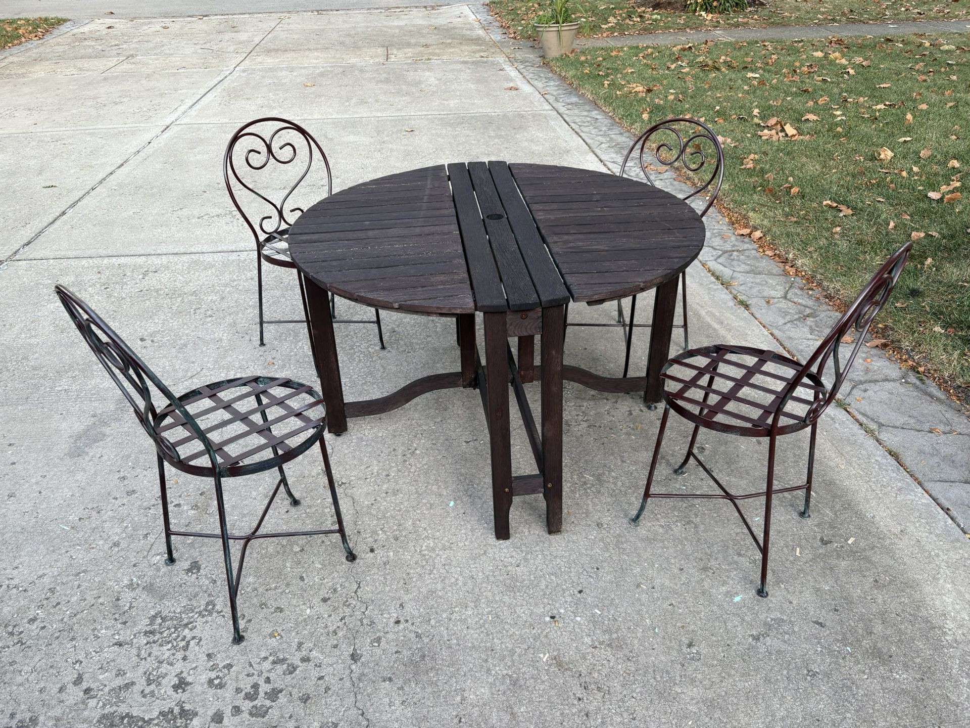 Vintage teakwood drop leaf gate leg round table 4 wrought iron metalchairs & 2 teak folding chairs price is for all