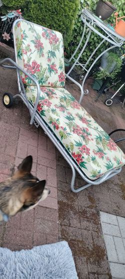 50's or 60's METAL, VINTAGE CHAISE LOUNGE OUTDOOR FURNITURE PATIO/DECK/YARD SUPER THICK CUSHION GREEN AND RED FLORAL PATTERN BRING SOME NOSTALGIA TO Y