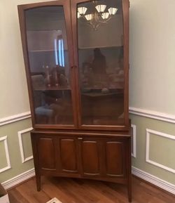 Authentic Mid Century Broyhill Premiere “Emphasis” Collection Hutch