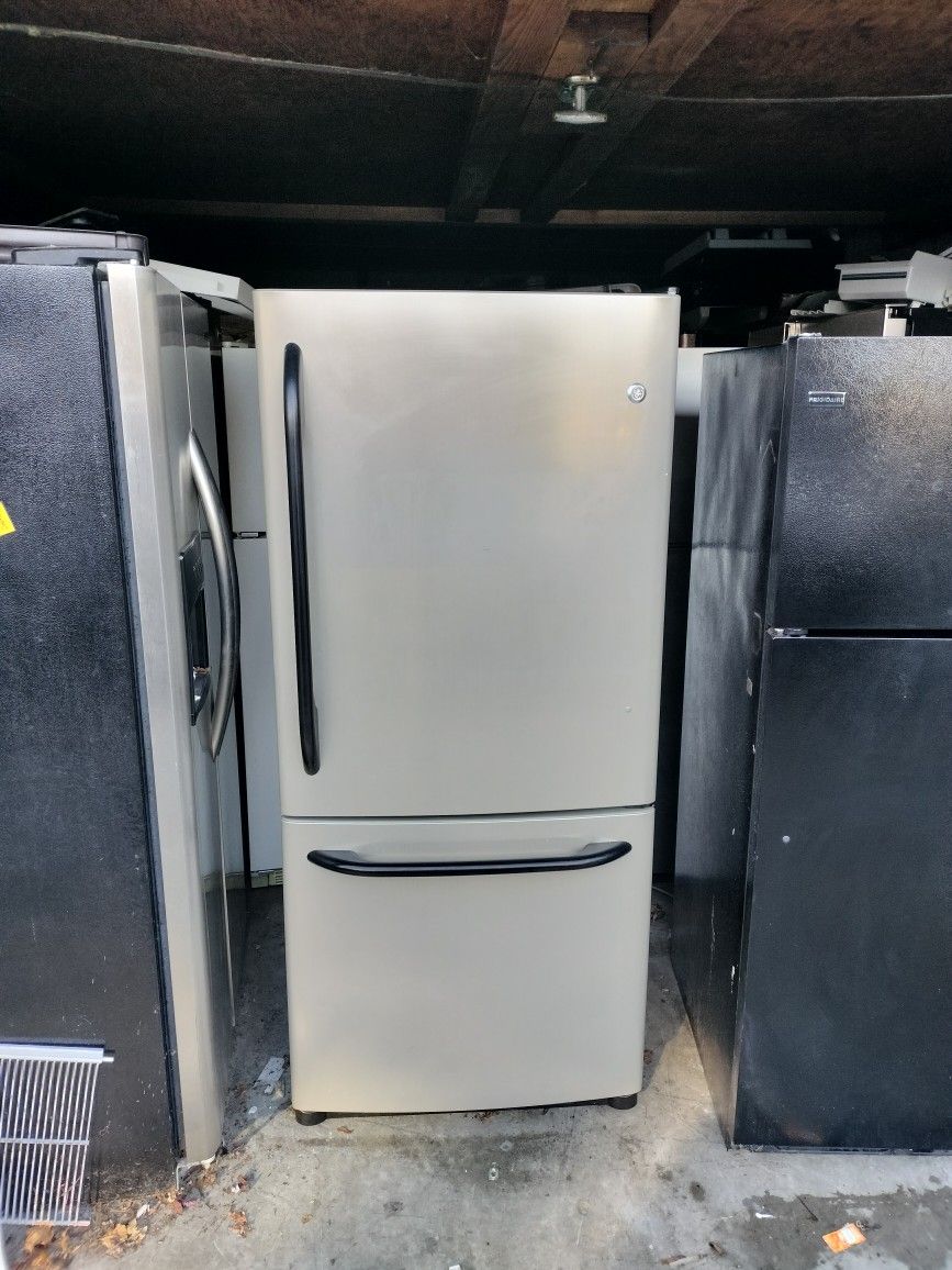 GE Bottom Freezer Refrigerator Can Deliver for Sale in Seattle, WA