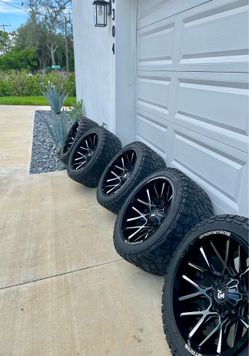 **Dropstars Wheels with Kenda 33x12.50R22LT Tires**