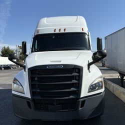 2021 Wht Cascadia