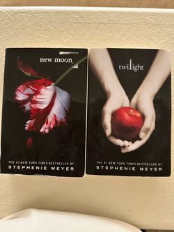 Twilight & New Moon Paperbacks by Stephenie Meyer
