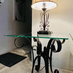 ⭐️SET OF 2 LIVING ROOM GLASS TOP TABLES WITH MATCHING LAMPS INCLUDED. WROUGHT IRON BASE!VERY ELEGANT