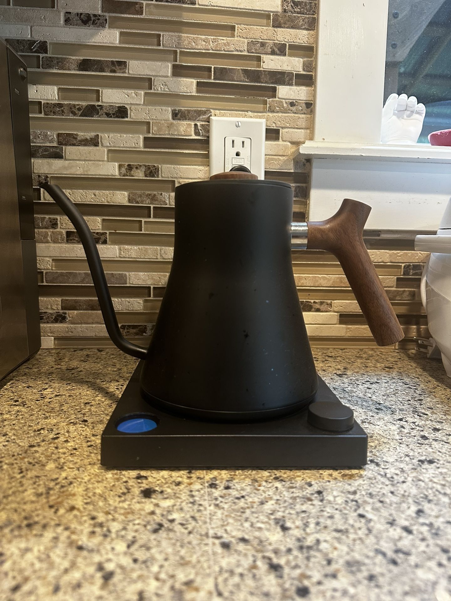 Fellow Stagg EKG Electric Pour-Over Kettle – Matte Black w/ Walnut Handle & Lid