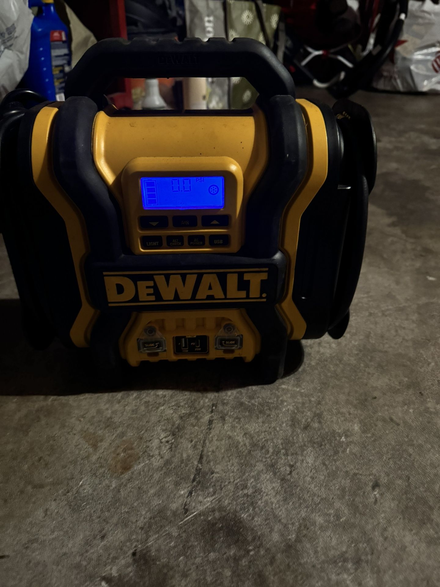 Creo que creo que ya han de saber qué es sirve para que para cargrgar para hacer que si se descarga tu batería la carga lo qué pasa es que se fregó el