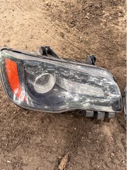 Chrysler 200. Headlights
