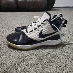 Nike LeBron Witness Basketball Shoes Black White Gum Sole Men’s Size 10.5
