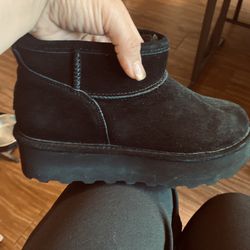 Cozy black winter boots. Durable and stylish. Ideal for cold weather.