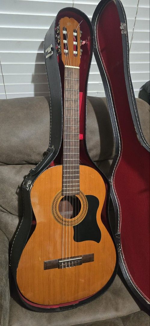 VINTAGE CLASSICAL ACOUSTIC GUITAR $299
I don't know what is the brand