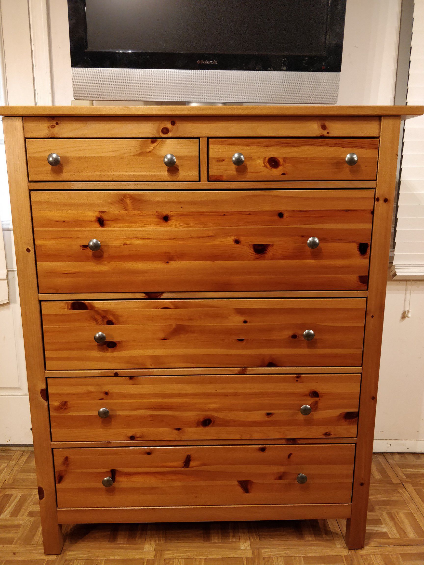 Like new big chest dresser with big drawers in very good condition, all drawers sliding smoothly, pet free smoke free. L43.5"*W20"*H52"