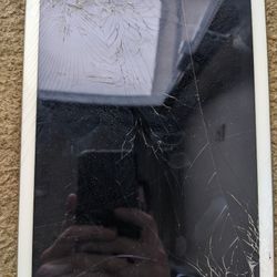 iPad A1474 White, Cracked Screen