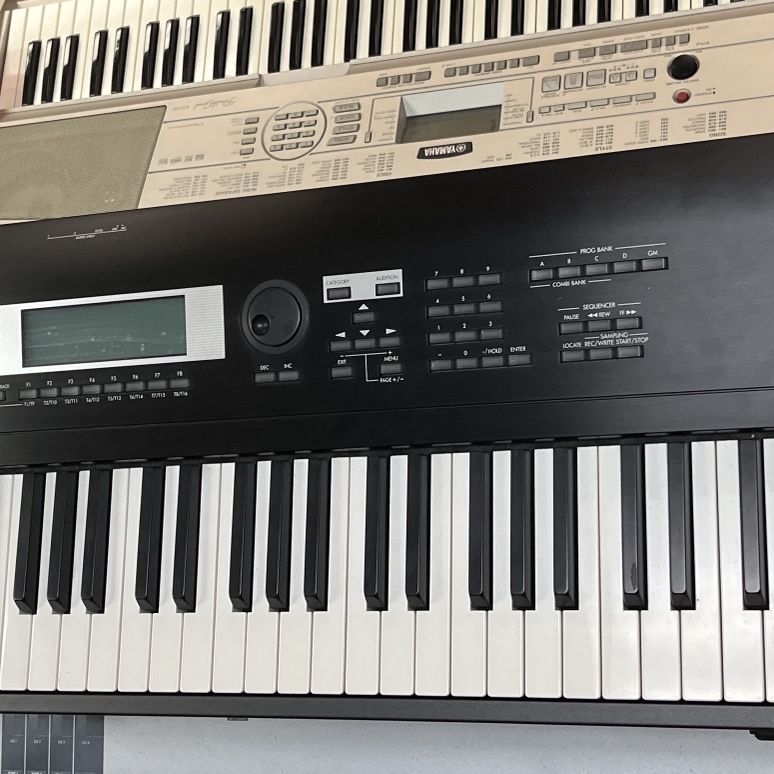 KORG TR88 MUSIC WORKSTATION 88 KEY SYNTHESIZER for Sale in Chula 