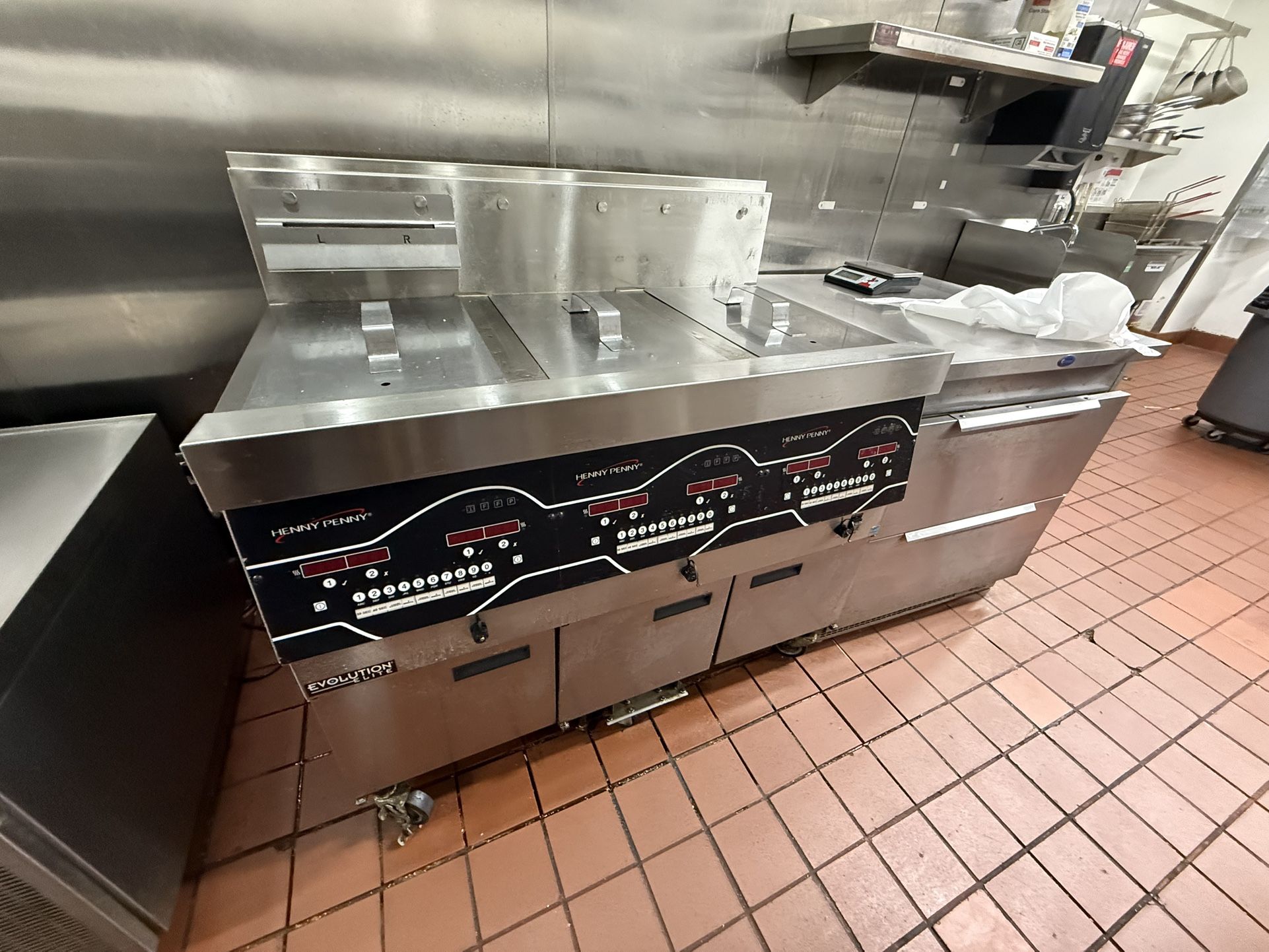 Gas fryer, Battery, Henny Penny Model No. EEGG243.0 EVOLUTION ELITE, (3) Wells