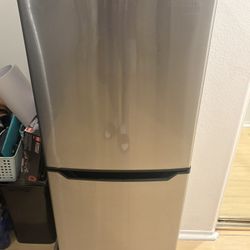 Insignia Mini Fridge/Freezer