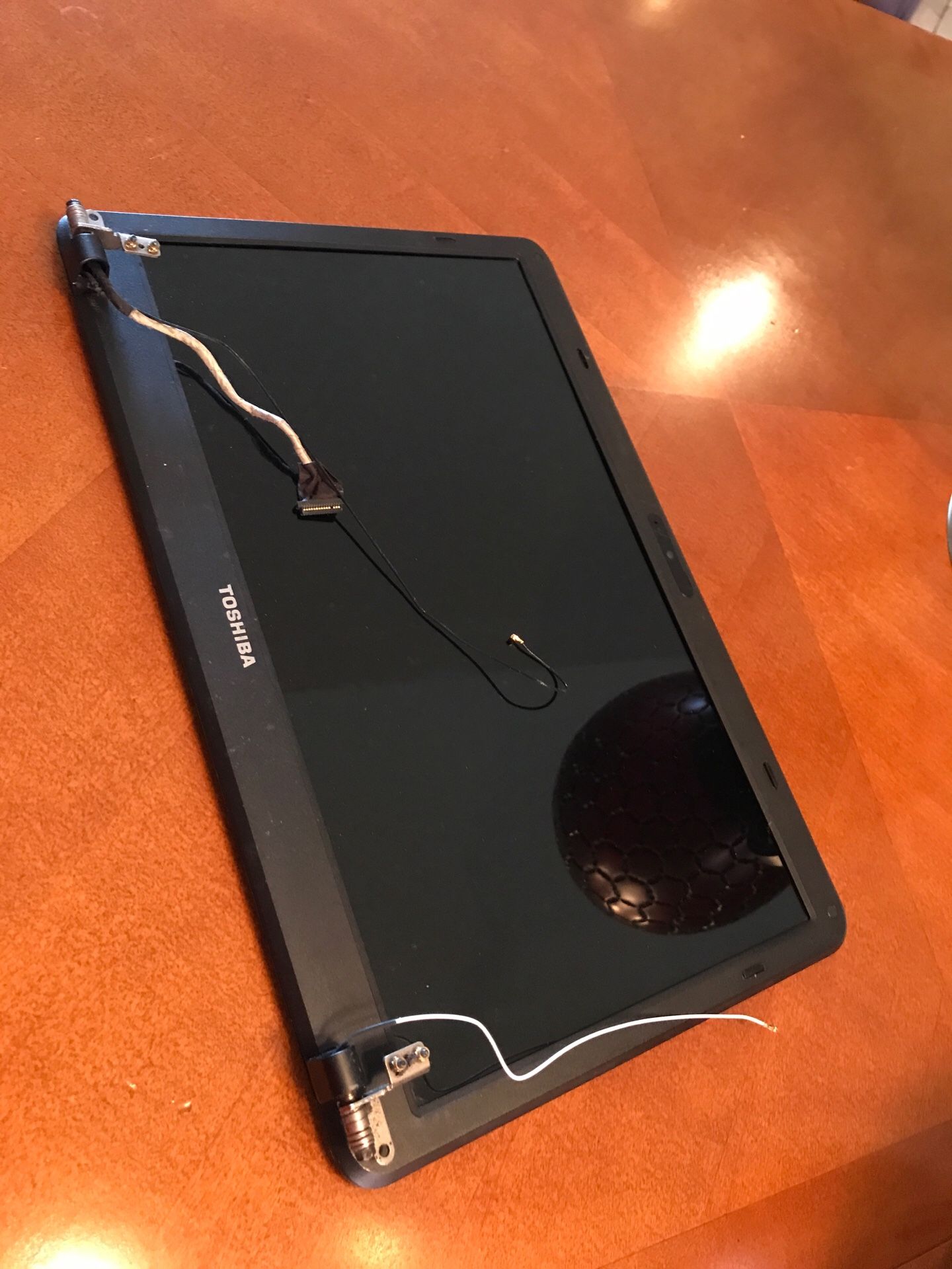 Toshiba Satellite Laptop LCD with Full Assembly (cover exterior)