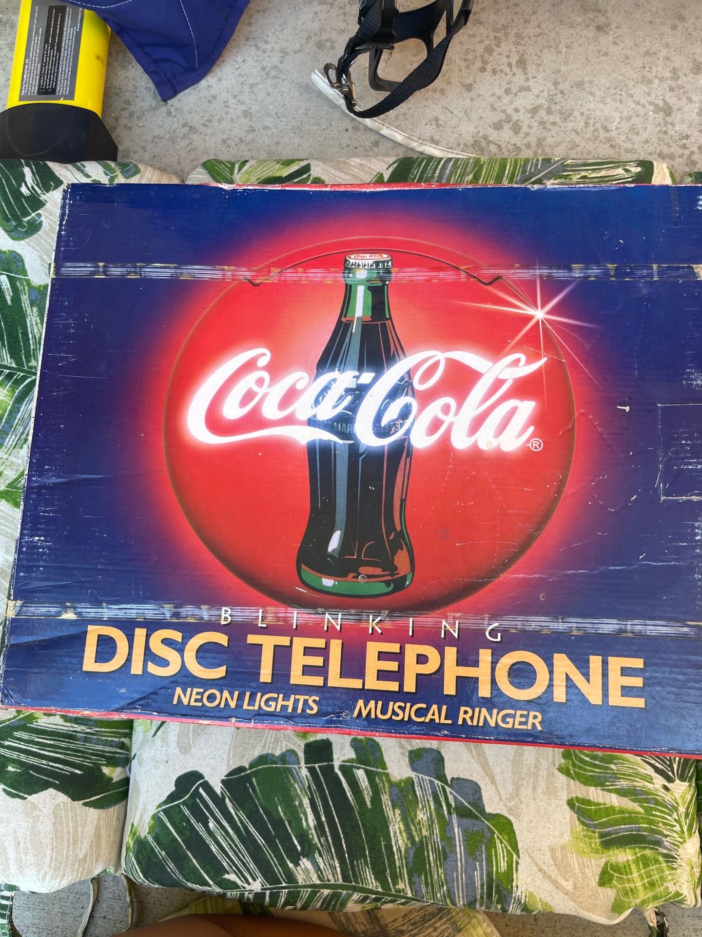 Coca Cola Classic Vintage Collection disk phone (neon lights and