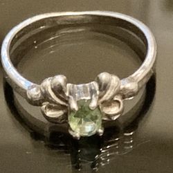 925 Sterling Peridot ring, Size 7.75 Created Stone