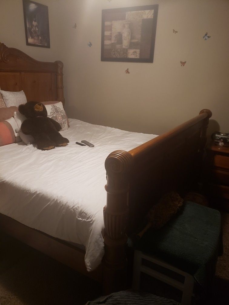 King Size Bedroom Set With 2 Night Stands & Dresser