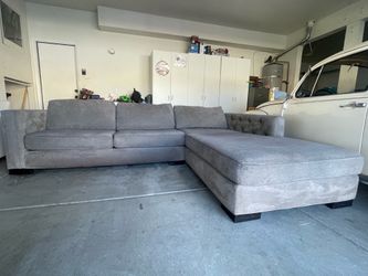 GRAY TUFTED SECTIONAL COUCH (FREE DELIVERY)🚚