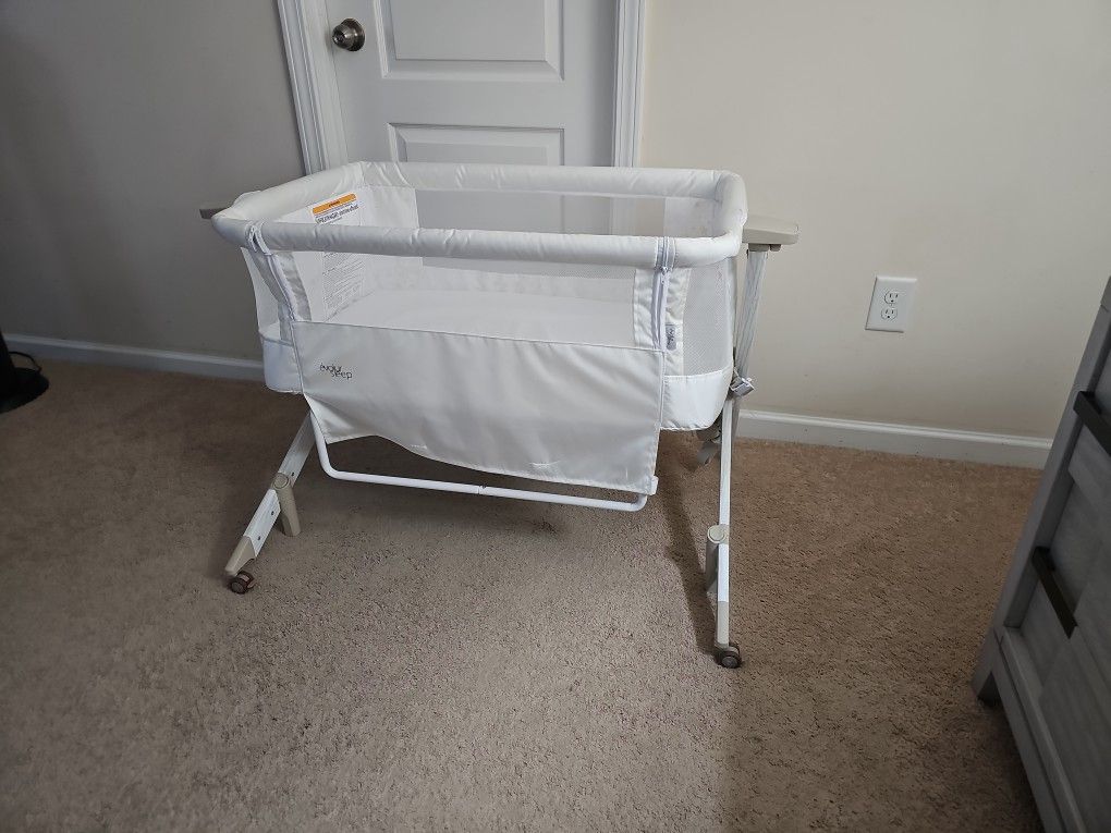 Evolur Stellar Bassinet and Bedside Sleeper, White