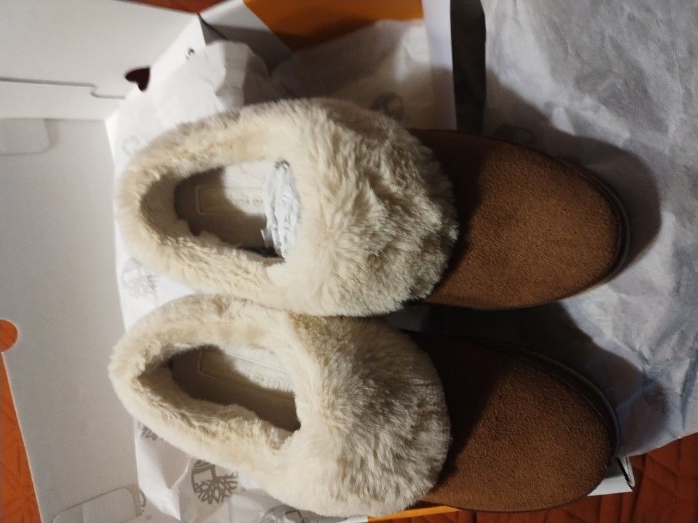 WOMEN'S TIMBERLAND SLIPPERS - NEW IN BOX.. SIZE 8.5
