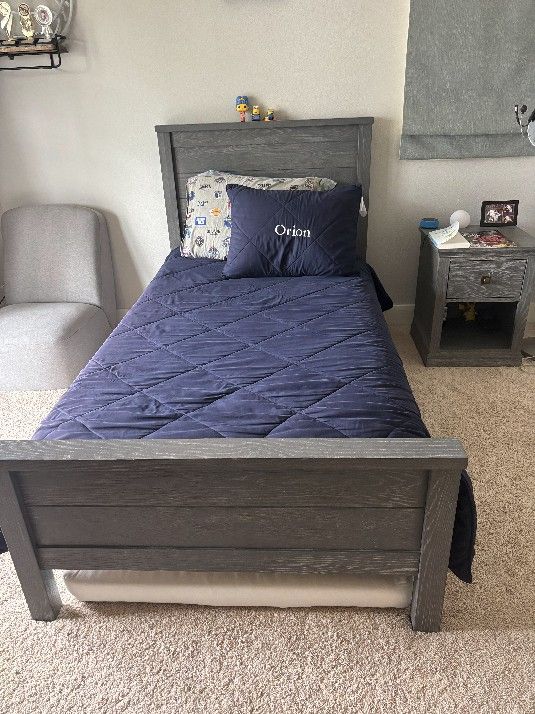 🛏 Pottery Barn Kids/Teen Twin Bed + Nightstand Set – Excellent Condition