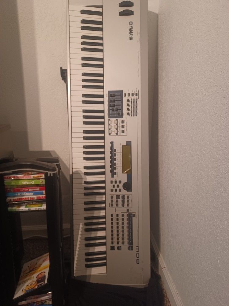 Yamaha MO 8 Keyboard & Akai MPC Renaissance