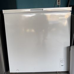Insignia 7 cubic foot chest freezer