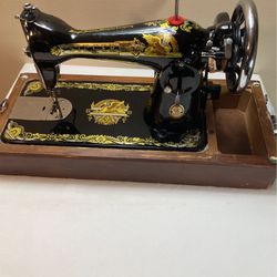 Singer Sewing Machine Model 15 N  with Wood Case - Beautiful 