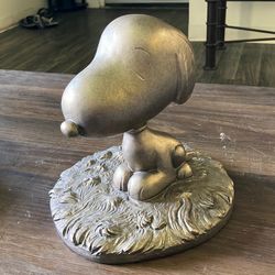 Snoopy Statue
