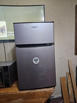 Whirlpool 3.1 cu. ft. Mini Refrigerator Separate Freezer Excellent Conditions