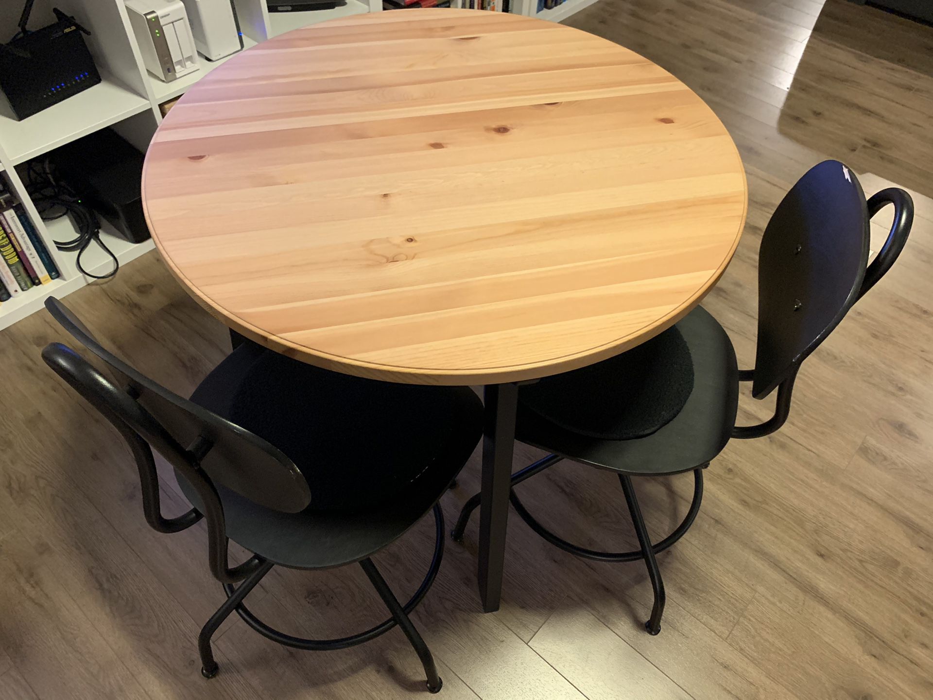 Breakfast table - 2 chairs - 30$