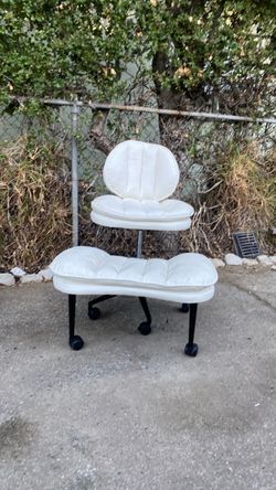 Office chair with knees and foot rest attach together great style very comfortable clean adjustable height everything works well