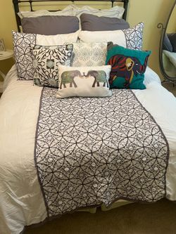 Queen bedding set