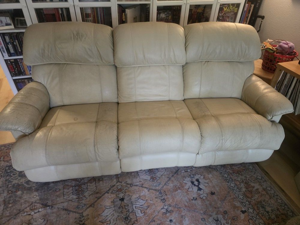 7 Ft Lazy Boy Couch.