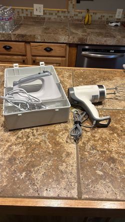 2 Electric Hand Mixers/ 1 Case