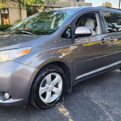 2013 Toyota Sienna XLE Minivan