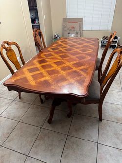 Dining table + 4 Chairs