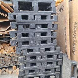 30 32x37 Heavy-duty  Flat Surface Plástic Pallets 