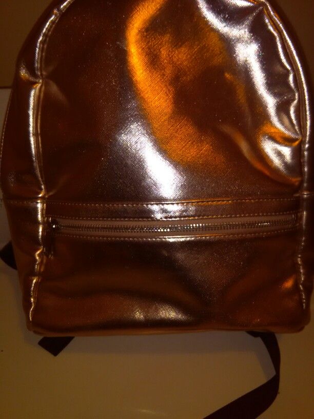 FOREVER 21 MATTLIC BACK PACK