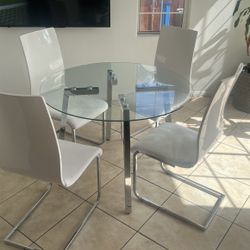  Breakfast Table With 4/6 Chairs. 