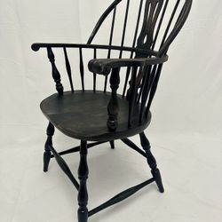 SOLID WOOD ANTIQUE GENTLY DISTRESSED WINDSOR CHAIR - VERY SOLID!
