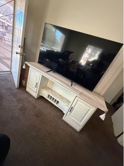 Gratis TV stand