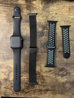 Apple Watch SE 40mm w/ two bands