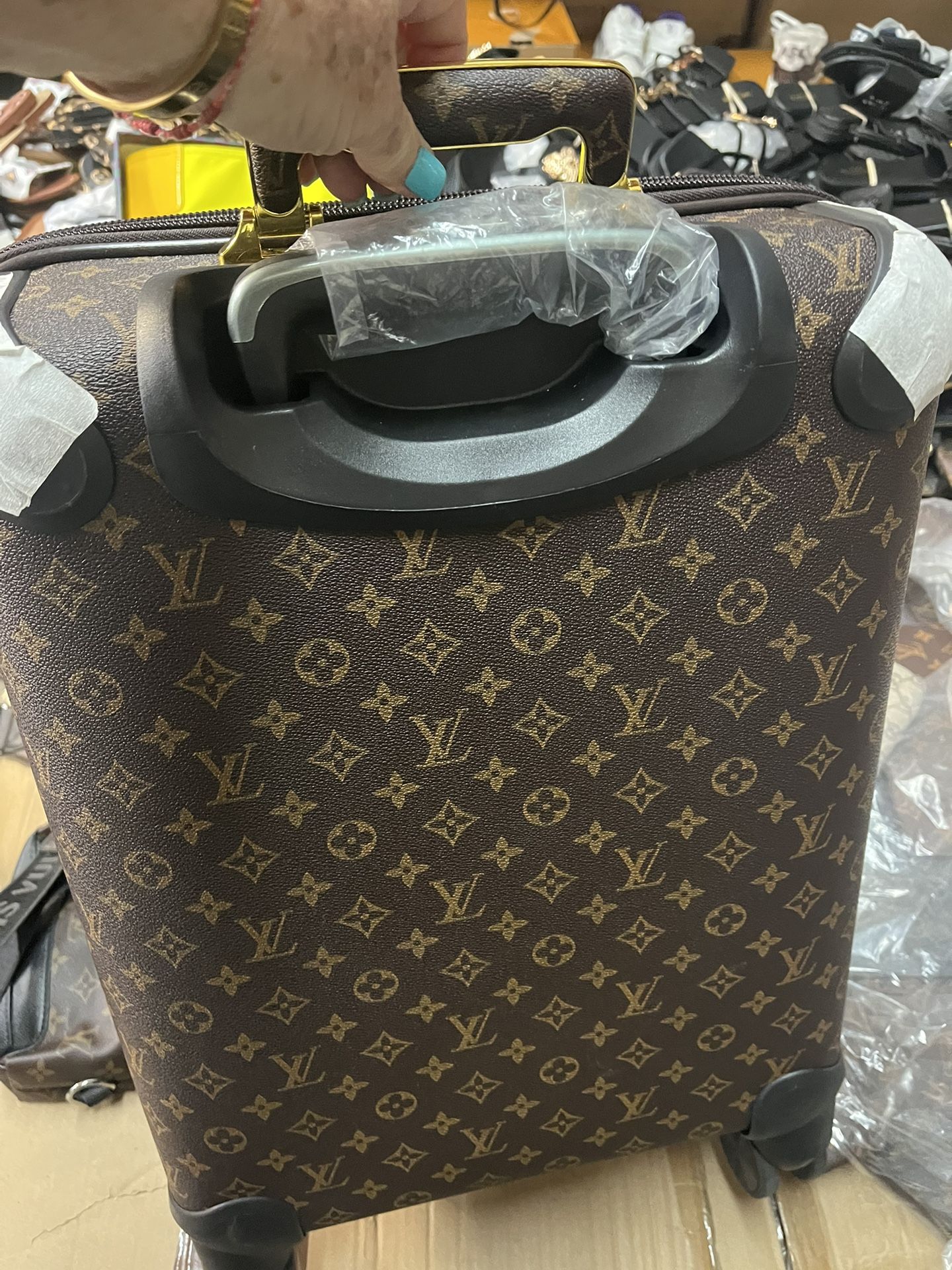 Set Of LV LUGGAGE CARRY ON AND LARGE PIECE