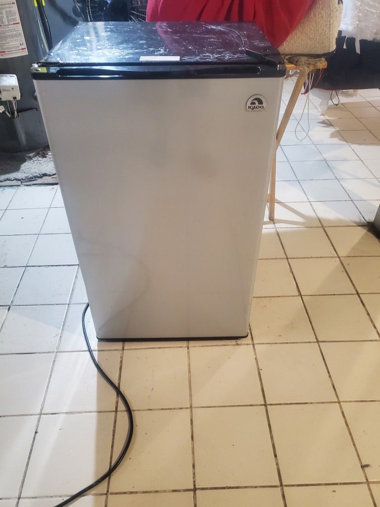 Igloo Mini Fridge