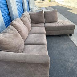 Beautiful Sectional Couch 🛋 Very Clean 